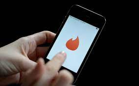 How to Start a Conversation on Tinder (Without Being Creepy)