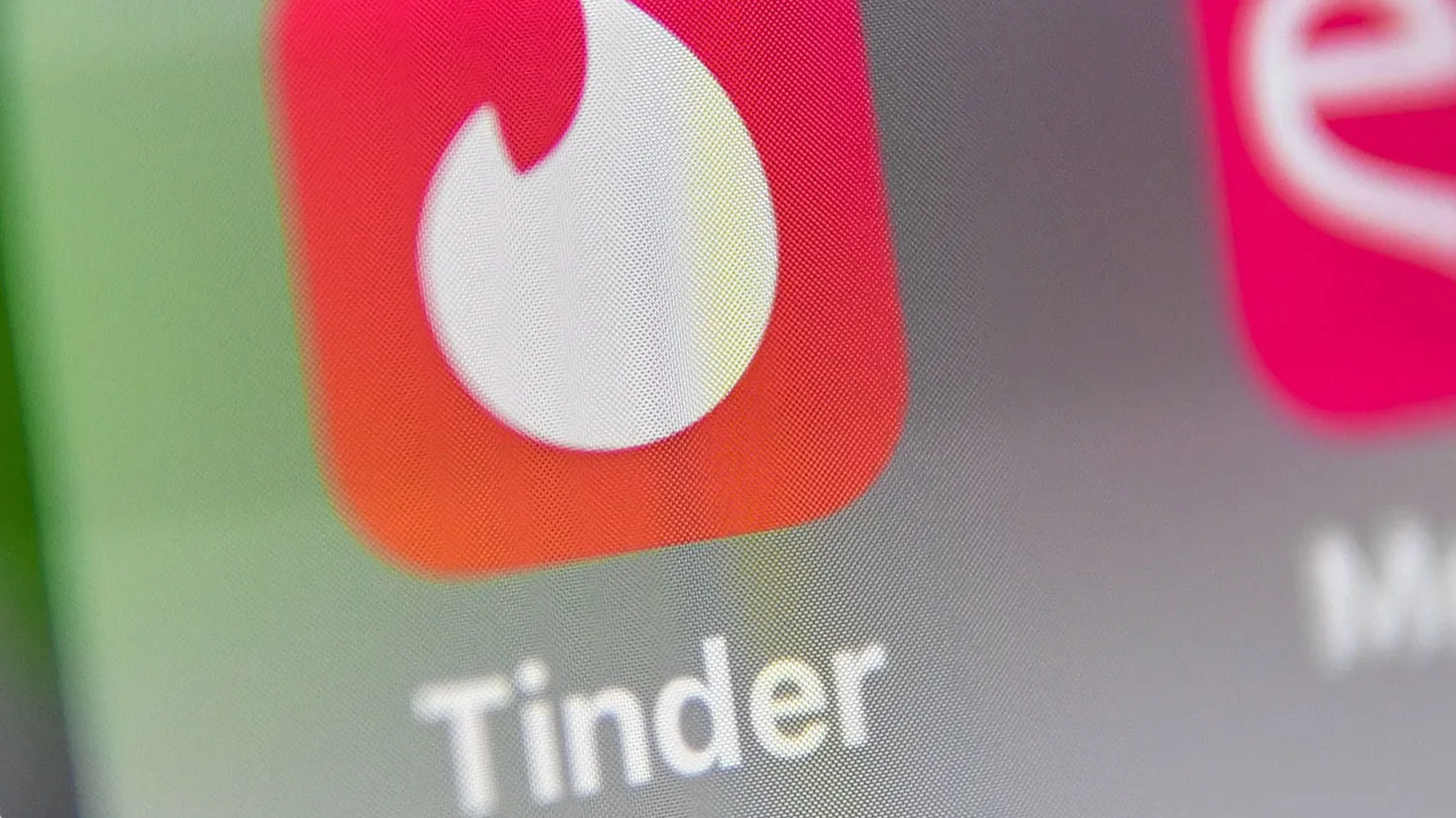 How to Start a Conversation on Tinder (Without Being Creepy)